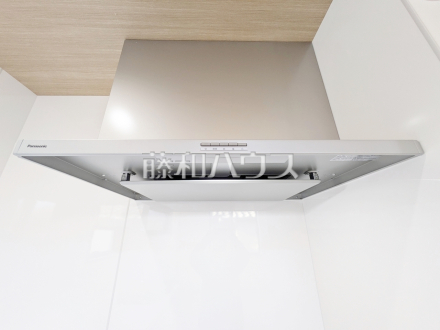 レンジフード　【日野市東豊田３丁目】　お手入れのしやすいレンジフードは見た目もスッキリしていて、料理時の油煙やニオイを効率的に外に出せます。
／撮影日2026/01/30