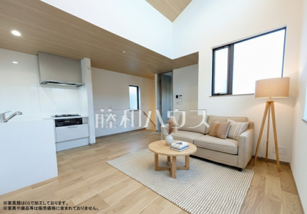 内観【日野市東豊田３丁目】
ナチュラルな色を基調とした落ち着きのあるリビングダイニングは、リラックスできる癒し空間です。　／撮影日2026/01/30