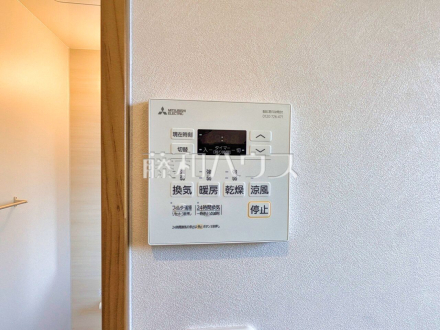 8号棟　浴室換気乾燥機リモコン　【三鷹市北野３丁目】　雨の日の強い味方！浴室換気乾燥機付きユニットバスで洗濯物が乾かせます。
／撮影日2026/02/02