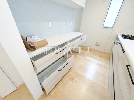 D号棟　カップボードのアクセントクロスがおしゃれでかわいいです。　【練馬区大泉町２丁目】／撮影日2025/06/16