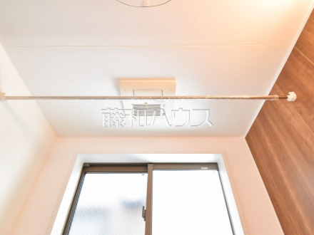 浴室乾燥機(浴室内上部)　 雨の日の強い味方！浴室換気乾燥機付きユニットバスで洗濯物が乾かせます。 ／撮影日2024/09/09