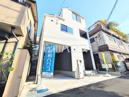 接道状況および現場風景　【八王子市本町】 見学はしたいけど、なかなか時間が取れない・・・そんな方に出勤前や仕事終わりにマイホームを見学できるサポートをいたします。 ／撮影日2025/11/07