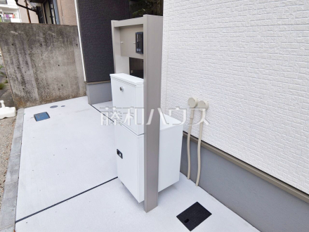 宅配ボックス　 ネット通販での荷物の受取り時に役立つ宅配ボックス！外出中でも帰宅時間を気にせず受け取れるのは便利ですね。 ／撮影日2024/09/09