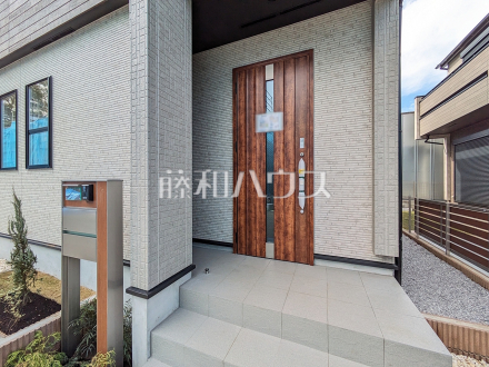 1号棟　玄関　【東村山市青葉町１丁目】
玄関はお家の顔！植栽やガーデングッズなどを利用し、お客様をお出迎えする玄関アプローチをオシャレに飾ってみてはいかがでしょうか。　／撮影日2025/10/23