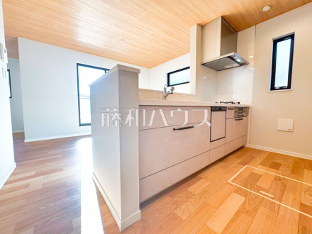  オールスライド収納のキッチンは、重たい物が入っていても楽々引き出せて収納しやすいです。 【東久留米市滝山１丁目】／撮影日2025/11/17