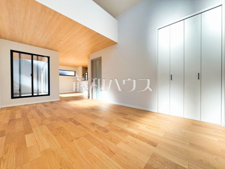  採光溢れるリビングで、家族団らんのひと時をお過ごし下さい。 　【東久留米市滝山１丁目】／撮影日2025/11/17