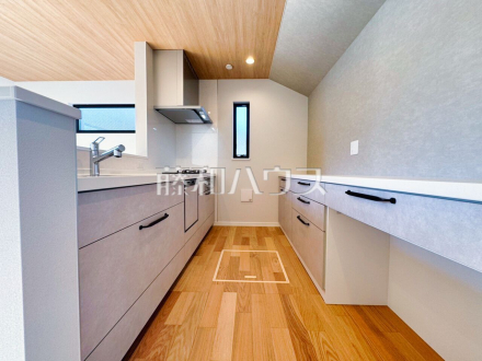  夫婦そろってキッチンに立っても調理がしやすい余裕の広さ。食器類もすっきりと片付く収納力。家事をしながら会話も弾みます。 【東久留米市滝山１丁目】／撮影日2025/11/17