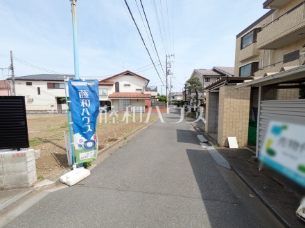 接道状況および現場風景　【杉並区成田西１丁目】
季節を問わず賑わいをみせる街を背景に広がる住宅エリア。天高い青空を見上げて建つ姿は、静かな住宅街に溶け込みながらやさしい香りを放つことでしょう。／撮影日2025/05/22