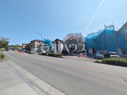 接道状況および現場風景　【八王子市兵衛２丁目】見学はしたいけど、なかなか時間が取れない・・・そんな方に出勤前や仕事終わりにマイホームを見学できるサポートをいたします！／撮影日2025/09/01