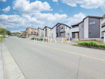 接道状況および現場風景　【八王子市兵衛２丁目】お住まい探しは、家の良し悪しだけでなく周辺環境も重要なポイントです。ぜひ一度お客様の目でご覧ください。／撮影日2025/09/21