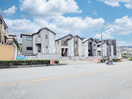 接道状況および現場風景　【八王子市兵衛２丁目】整備された街区、近隣に広がる美しい自然たち。空間のみのこだわりだけではなく、ここに暮らす方々にとって素敵な環境や快適な暮らしを実現します。／撮影日2025/09/21