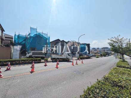 接道状況および現場風景　【八王子市兵衛２丁目】 お探しの物件に出会うためには、早めのご確認をオススメします。未完成の今のうちにぜひお問合せをお待ちしております。／撮影日2025/09/01