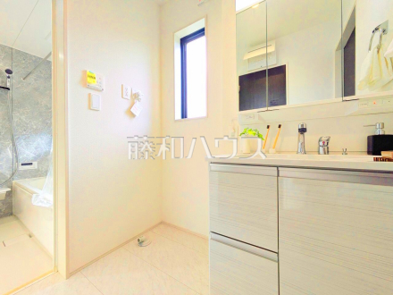 2号棟(モデルハウス)　洗面室　【新座市池田４丁目】
三面鏡付きの洗面台。鏡の裏にも収納があり、歯ブラシや化粧品等もすっきり収納できます。　／撮影日2025/10/12