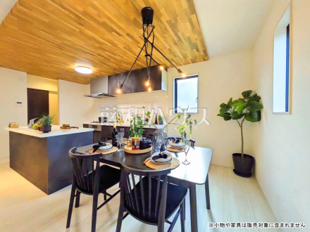 2号棟(モデルハウス)　リビング　【新座市池田４丁目】
家族の存在を近くに感じ、心安らぐこの空間はいつも心地よく、気が付けば楽しい一日が終わろうとしている、そんな憩いのリビングです。　／撮影日2025/10/12