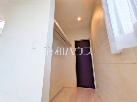 2号棟(モデルハウス)　ウォークインクローゼット　【新座市池田４丁目】
ウォークインクローゼットは、お洋服等がたくさん収納できて便利です。　／撮影日2025/10/12