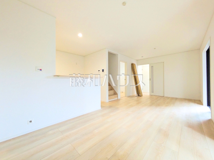 ≪5号棟　リビング≫家族が集まるリビングに階段を設ける事で、自然と家族のコミュニケーションが広がります。　　【三鷹市大沢５丁目】
／撮影日2025/09/04