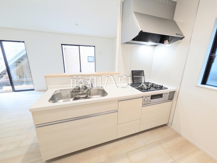 ≪5号棟　キッチン≫ご家族の様子がわかり、会話も楽しめる対面式システムキッチン♪　　【三鷹市大沢５丁目】
／撮影日2025/09/04