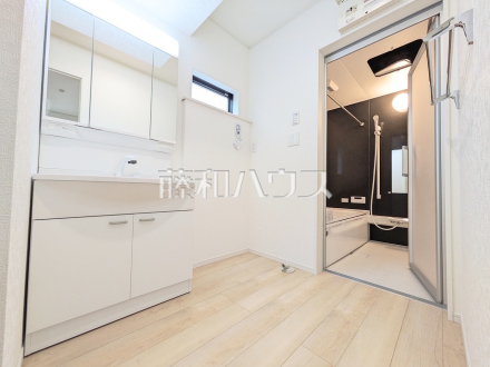 ≪5号棟　洗面室≫三面鏡付きの洗面台。鏡の裏にも収納があり、歯ブラシや化粧品等もすっきり収納できます。　　【三鷹市大沢５丁目】
／撮影日2025/09/04