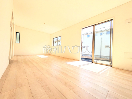 1号棟　リビング　【三鷹市大沢５丁目】
LDKには大きな窓が施され、明るさと通風を確保した快適な空間です。　／撮影日2025/09/26