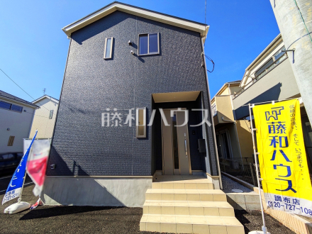 ≪1号棟　外観≫ 玄関には防犯カメラや人感センサー付照明を設置。夜間の帰宅時に自動で足元を明るくしてくれるのでとても便利です。また防犯対策にも役立ちます。 　【三鷹市大沢５丁目】／撮影日2025/09/22