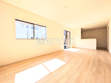 1号棟　リビング　【三鷹市大沢５丁目】
家族の存在を近くに感じ、心安らぐこの空間はいつも心地よく、気が付けば楽しい一日が終わろうとしている、そんな憩いのリビングです。　／撮影日2025/09/26