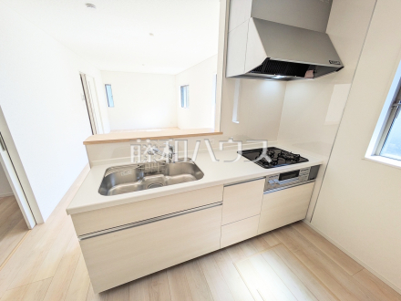 1号棟　キッチン　【三鷹市大沢５丁目】
家事をしながらご家族との会話も楽しめる対面キッチン　／撮影日2025/09/26