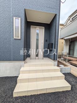 ≪1号棟　外観≫二重に鍵をかける事で防犯性が高まるダブルロック　　【三鷹市大沢５丁目】
／撮影日2025/09/22