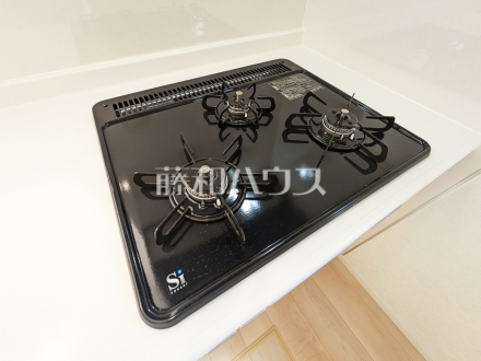 1号棟　3口ガスコンロ　【三鷹市大沢５丁目】／撮影日2025/09/26