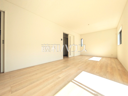 1号棟　リビング　【三鷹市大沢５丁目】
採光溢れるリビングで、家族団らんのひと時をお過ごし下さい。　／撮影日2025/09/26