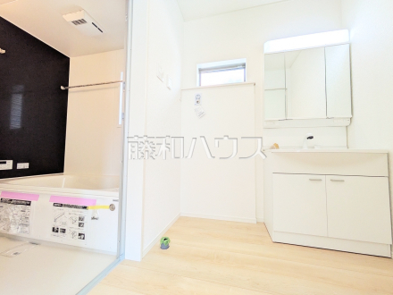 1号棟　洗面室　【三鷹市大沢５丁目】
三面鏡付きの洗面台。鏡の裏にも収納があり、歯ブラシや化粧品等もすっきり収納できます。　／撮影日2025/09/08