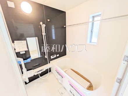 1号棟　浴室　【三鷹市大沢５丁目】
落ち着いた色合いで疲れたからだを癒す、贅沢なくつろぎ空間です。　／撮影日2025/09/08