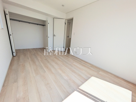 1号棟　居室　【三鷹市大沢５丁目】
木目が美しいウッディなフローリングの居室は、穏やかで心安らぐ空間となるでしょう。　／撮影日2025/09/08