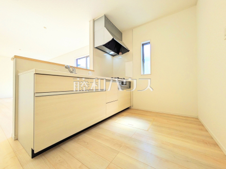 1号棟　キッチン　【三鷹市大沢５丁目】
ご家族の様子がわかり、会話も楽しめる対面式システムキッチン　／撮影日2025/09/26