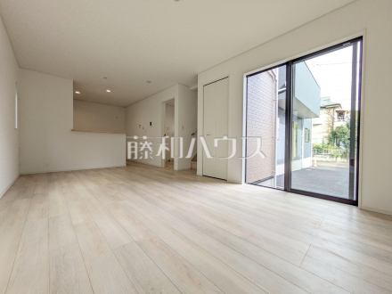 2号棟　リビング　【三鷹市大沢５丁目】／撮影日2025/09/22