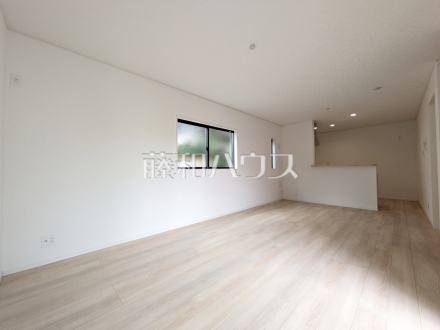 2号棟　リビング　【三鷹市大沢５丁目】／撮影日2025/09/22