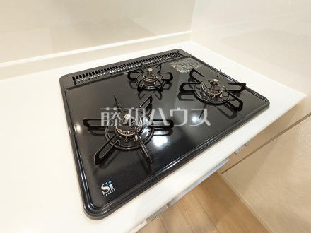 2号棟　コンロ・グリル　【三鷹市大沢５丁目】
　フラットな表面で汚れも拭きとりやすく、お掃除が簡単な3口ガラストップコンロ　／撮影日2025/09/22