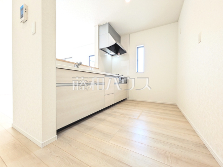 4号棟　キッチン　【三鷹市大沢５丁目】
ご家族の様子がわかり、会話も楽しめる対面式システムキッチン　／撮影日2025/09/08