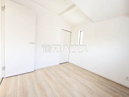 4号棟　居室　【三鷹市大沢５丁目】
幼い頃のたくさんの想い出が詰まった実家の部屋。それは特別な場所としていつまでも心に残っています。いつかこの部屋が子供たちにとってのそのような場所になるのかな？　／撮影日2025/09/08