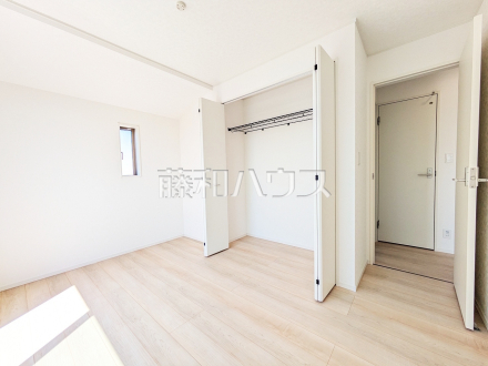 4号棟　居室　【三鷹市大沢５丁目】
木目が美しいウッディなフローリングの居室は、穏やかで心安らぐ空間となるでしょう。　／撮影日2025/09/08