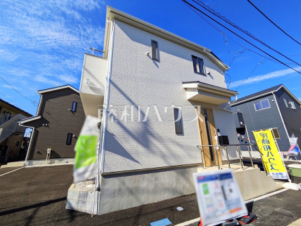 4号棟　外観　【三鷹市大沢５丁目】
ご家族ぞれぞれの思い出と、どこまでも広がる空を独り占め！晴れ渡った青空の袂に、暖かな光に包まれ四季折々の風を感じる、幸せの空間がここに。　／撮影日2025/09/08