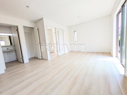 4号棟　リビング　【三鷹市大沢５丁目】
家族の存在を近くに感じ、心安らぐこの空間はいつも心地よく、気が付けば楽しい一日が終わろうとしている、そんな憩いのリビングです。　／撮影日2025/09/08