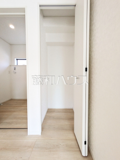 4号棟　リビング収納　【三鷹市大沢５丁目】
リビングに併設された収納スペースには、お子様の本やおもちゃ、掃除機やちょっとした小物などがスッキリ収納できます。あったら便利なうれしい収納ですね！　／撮影日2025/09/08