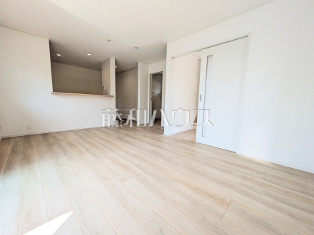 4号棟　リビング　【三鷹市大沢５丁目】
対面キッチンを採用したリビングは明るく開放感を主として設計しました。一日の中で一番長く家族が集まる場所だから機能性と利便性を重視しました。　／撮影日2025/09/08