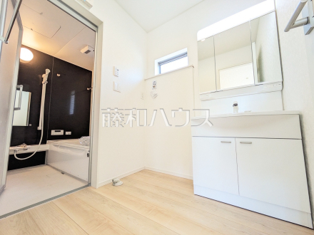 4号棟　洗面室　【三鷹市大沢５丁目】
三面鏡付きの洗面台。鏡の裏にも収納があり、歯ブラシや化粧品等もすっきり収納できます。　／撮影日2025/09/08