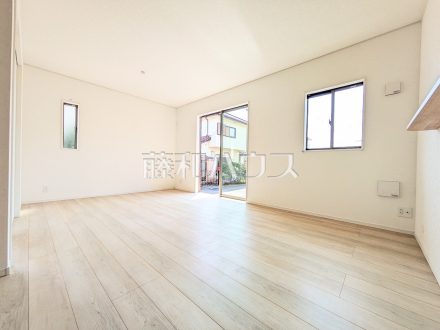 4号棟　リビング　【三鷹市大沢５丁目】
LDKには大きな窓が施され、明るさと通風を確保した快適な空間です。　／撮影日2025/09/08