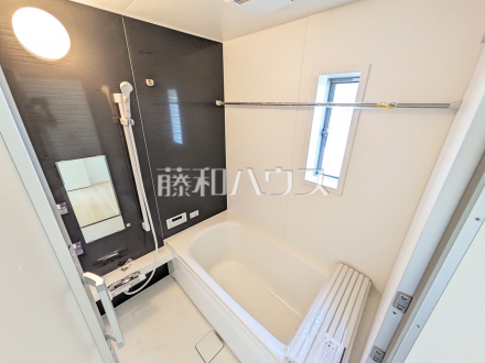 4号棟　浴室　【三鷹市大沢５丁目】
落ち着いた色合いで疲れたからだを癒す、贅沢なくつろぎ空間です。　／撮影日2025/09/08