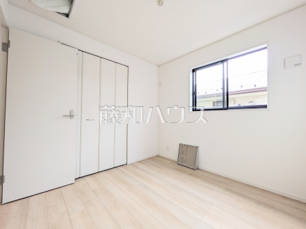 5号棟　居室　【三鷹市大沢５丁目】
木目が美しいウッディなフローリングの居室は、穏やかで心安らぐ空間となるでしょう。　／撮影日2025/09/04