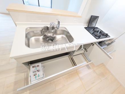 ≪5号棟　キッチン≫大きな鍋類から小物類まで、さらに包丁や調味料まで収まる大容量のキッチン収納　【三鷹市大沢５丁目】
／撮影日2025/09/04