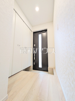 5号棟　玄関　【三鷹市大沢５丁目】
「住まいの顔」とも言われ、家全体のイメージを左右する重要な玄関スペース。お気に入りのインテリア用品や小物などで素敵な空間を演出してください。　／撮影日2025/09/04