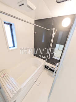 ≪5号棟　浴室≫窓付き浴室はしっかり換気ができていつも清潔に、毎日のバスタイムが楽しみになります。　　【三鷹市大沢５丁目】
／撮影日2025/09/04